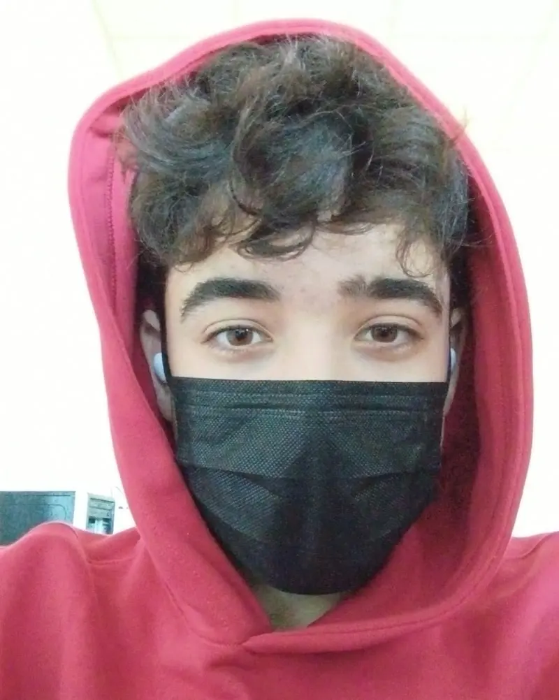 Iker de adolescente con capucha y mascarilla